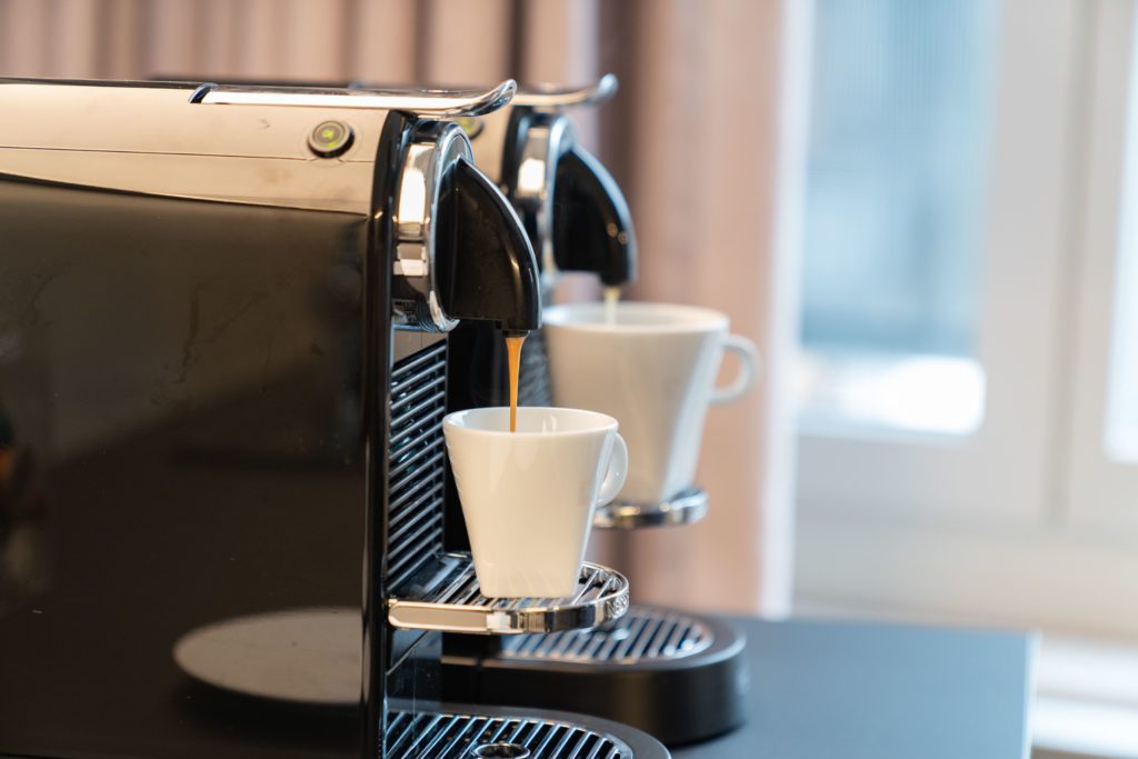 Kaffeemaschine mit Espressotassen